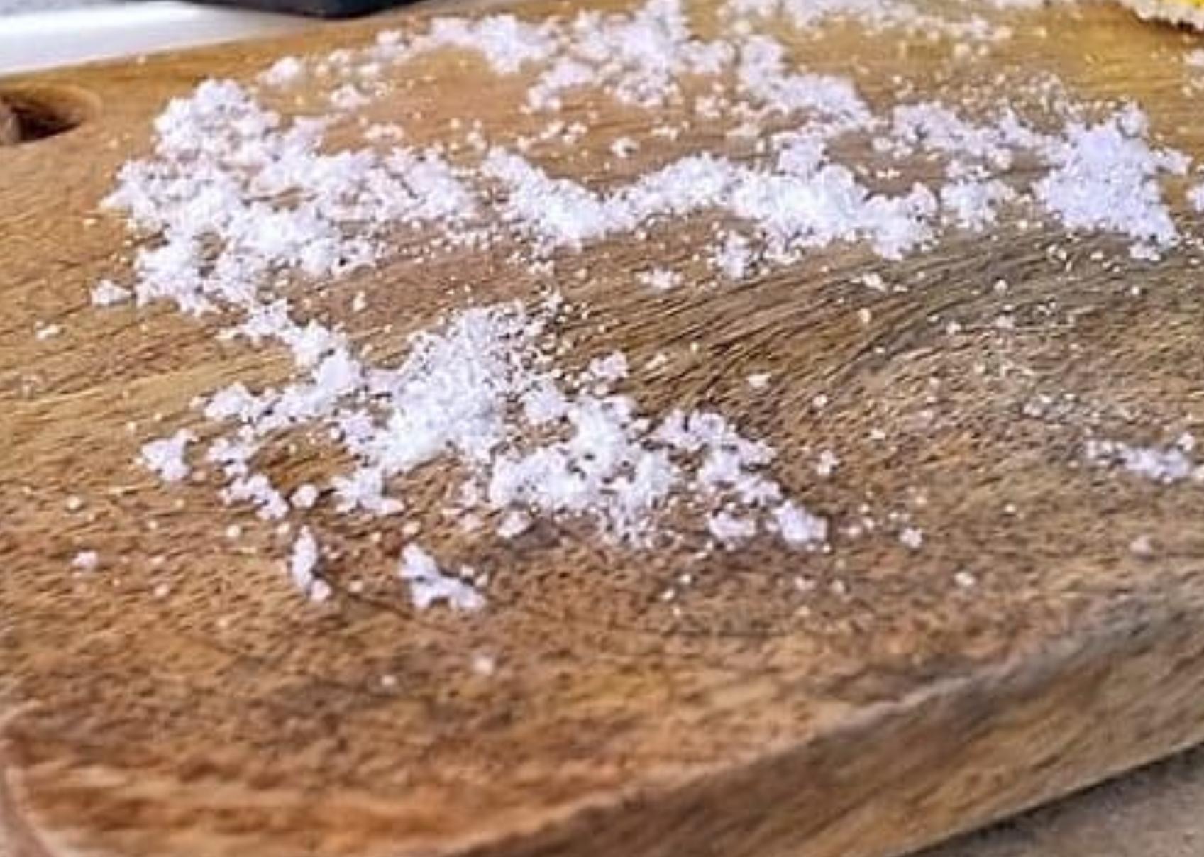 Μικρόβια μούχλα και άσχημες μυρωδιές στο ξύλο κοπής: Πως να το καθαρίσεις να το απολυμάνεις και να το κάνεις σαν καινούριο