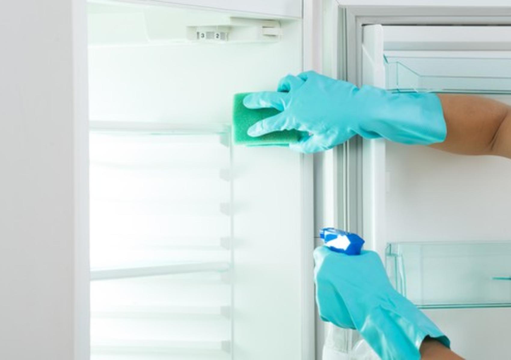 Μουχλιασμένα τρόφιμα σάλτσες και κίτρινα σημάδια στο ψυγείο: Πως να το καθαρίσετε και να το απολυμάνετε