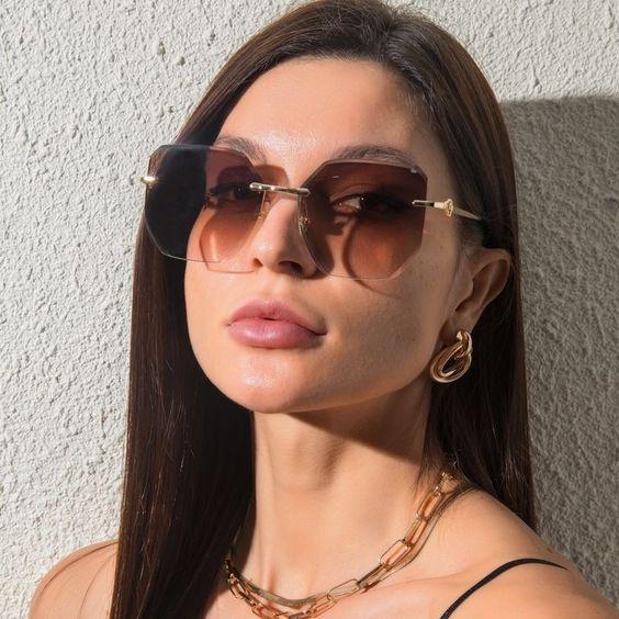 Τα μεταλλικά γυαλιά ηλίου είναι η τάση του καλοκαιριού και η Μαρκέλλα Γιαννάτου απο την Μάγισσα επέλεξε τα δικά της