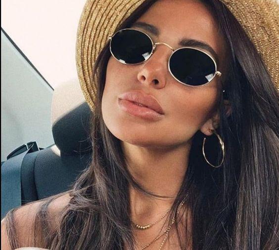 Τα μεταλλικά γυαλιά ηλίου είναι η τάση του καλοκαιριού και η Μαρκέλλα Γιαννάτου απο την Μάγισσα επέλεξε τα δικά της