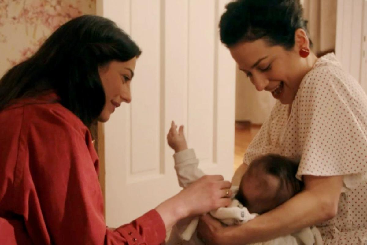 Το Ναυάγιο: Η Ειρήνη κρατά το παιδί της στην αγκαλιά και κλαίει