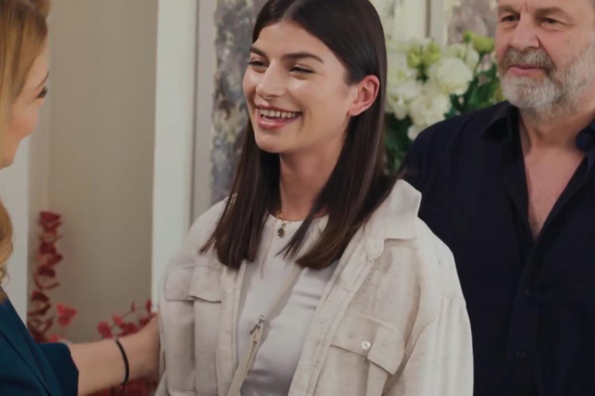 Η Γη της Ελιάς: Μανός και Νάνσυ φιλιούνται