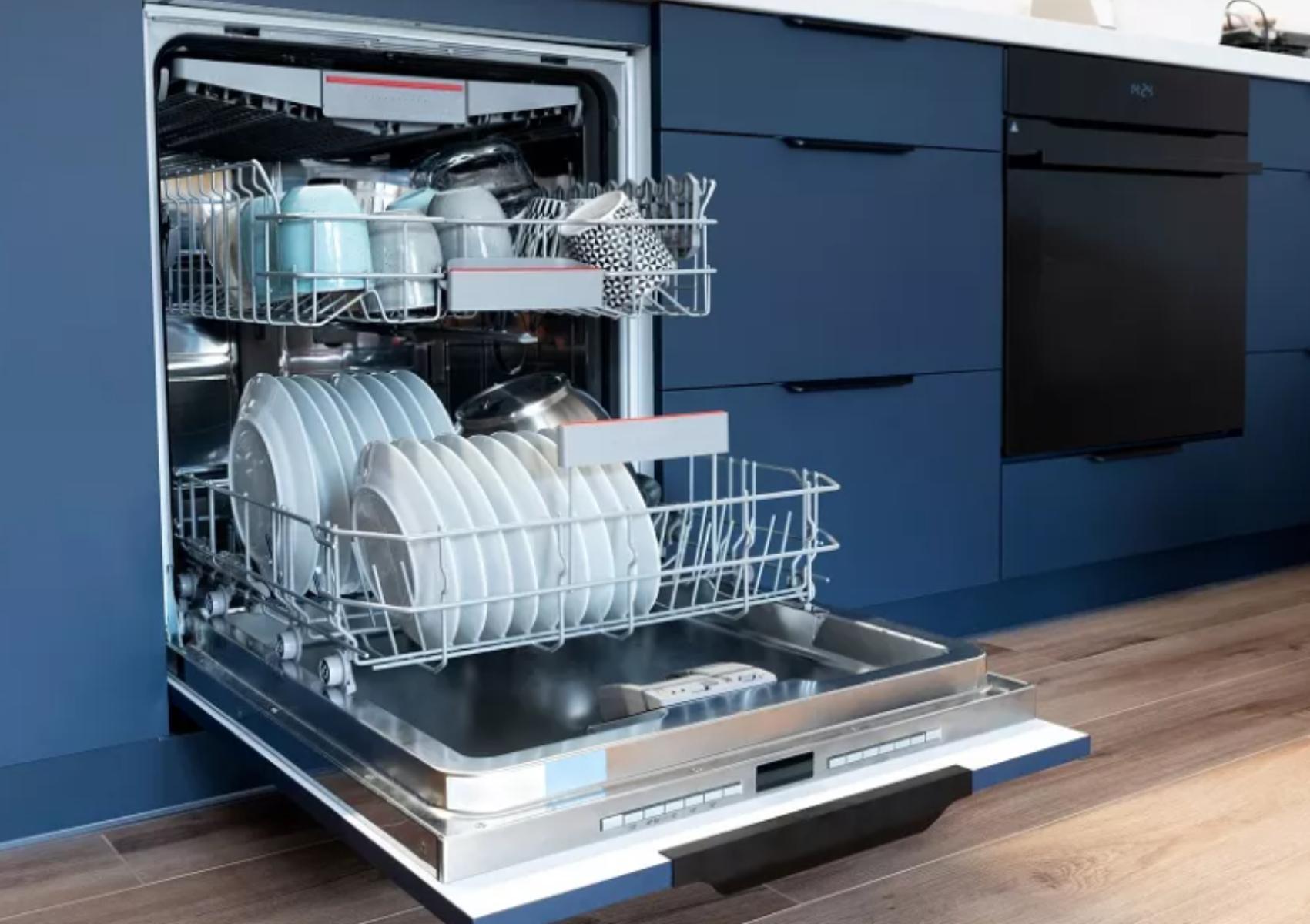 Πλυντήριο πιάτων που βρωμάει από λίπη άλατα και υπολείμματα φαγητού: Πως να το καθαρίσετε σε βάθος και να το απολυμάνετε