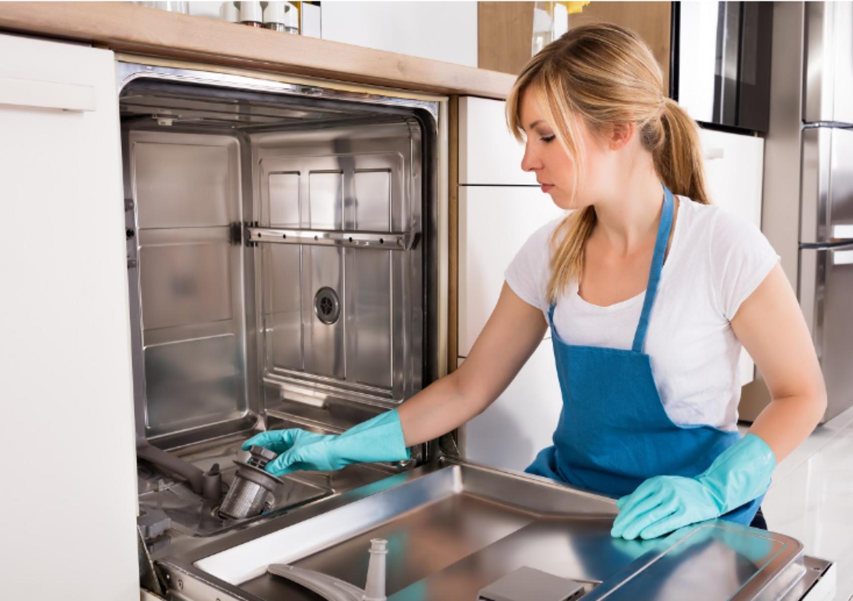 Πλυντήριο πιάτων που βρωμάει από λίπη άλατα και υπολείμματα φαγητού: Πως να το καθαρίσετε σε βάθος και να το απολυμάνετε