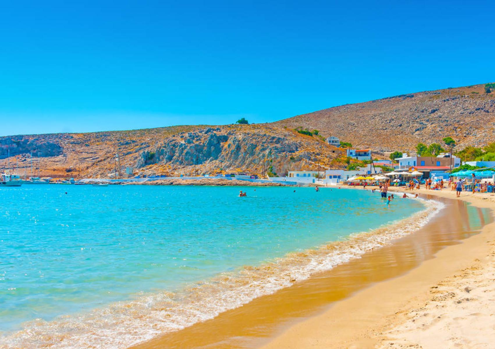 Ψέριμος: Ο ανέγγιχτος παράδεισος με τις δαντελωτές παραλίες – Ένας ιδανικό προορισμός για οικογενειακές διακοπές 