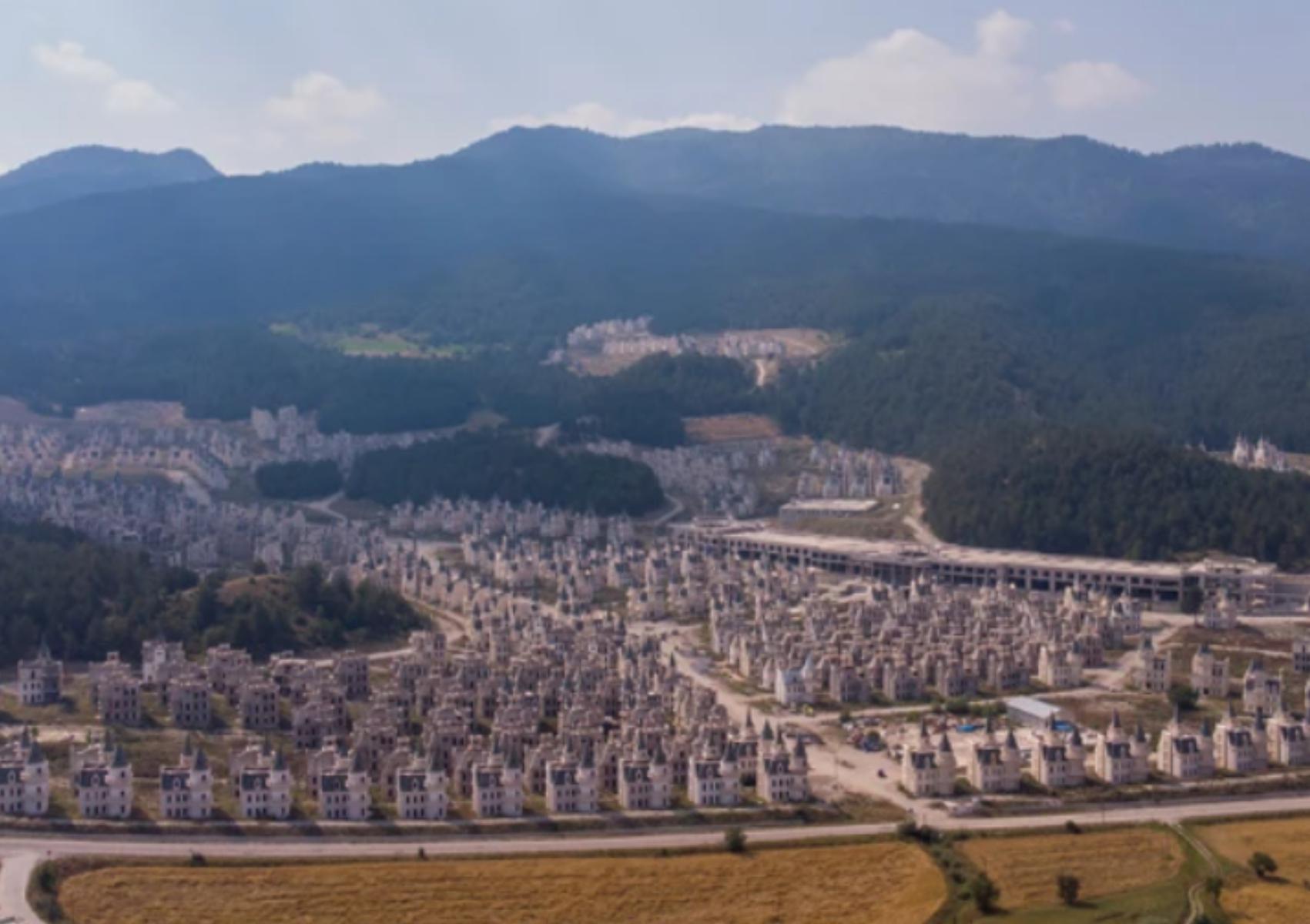 Burj Al Babas: Η εγκαταλελειμμένη πόλη με τα 700 εγκαταλελειμμένα μεσαιωνικά κάστρα που θυμίζει Disney