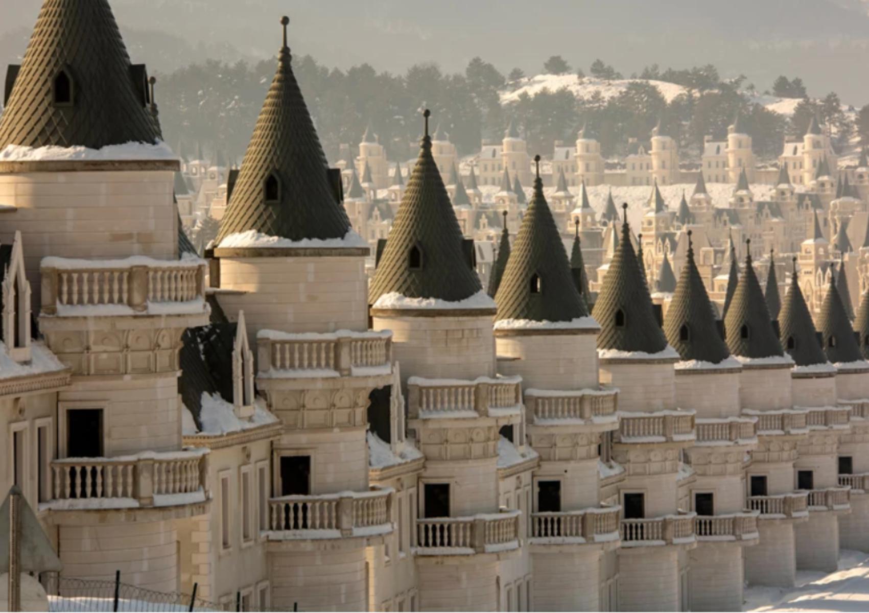 Burj Al Babas: Η εγκαταλελειμμένη πόλη με τα 700 εγκαταλελειμμένα μεσαιωνικά κάστρα που θυμίζει Disney