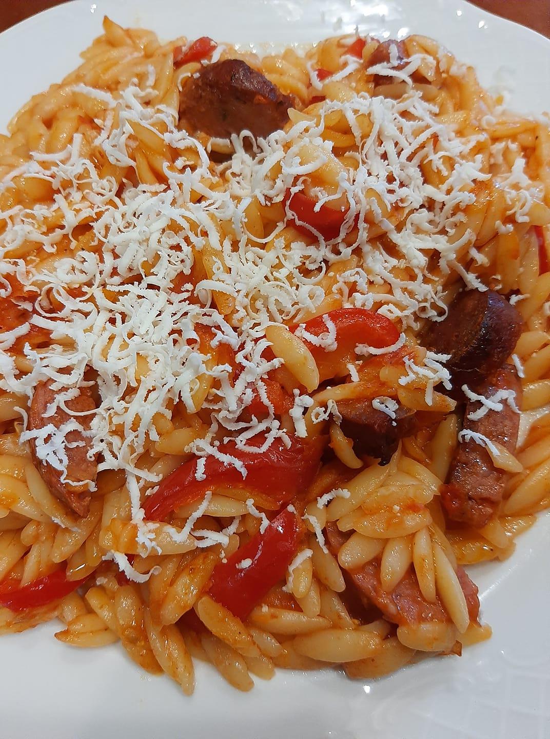 γιουβετσάκι-με-λουκάνικο-συνταγή- γιουβετσάκι-με-λουκάνικο-συνταγή-