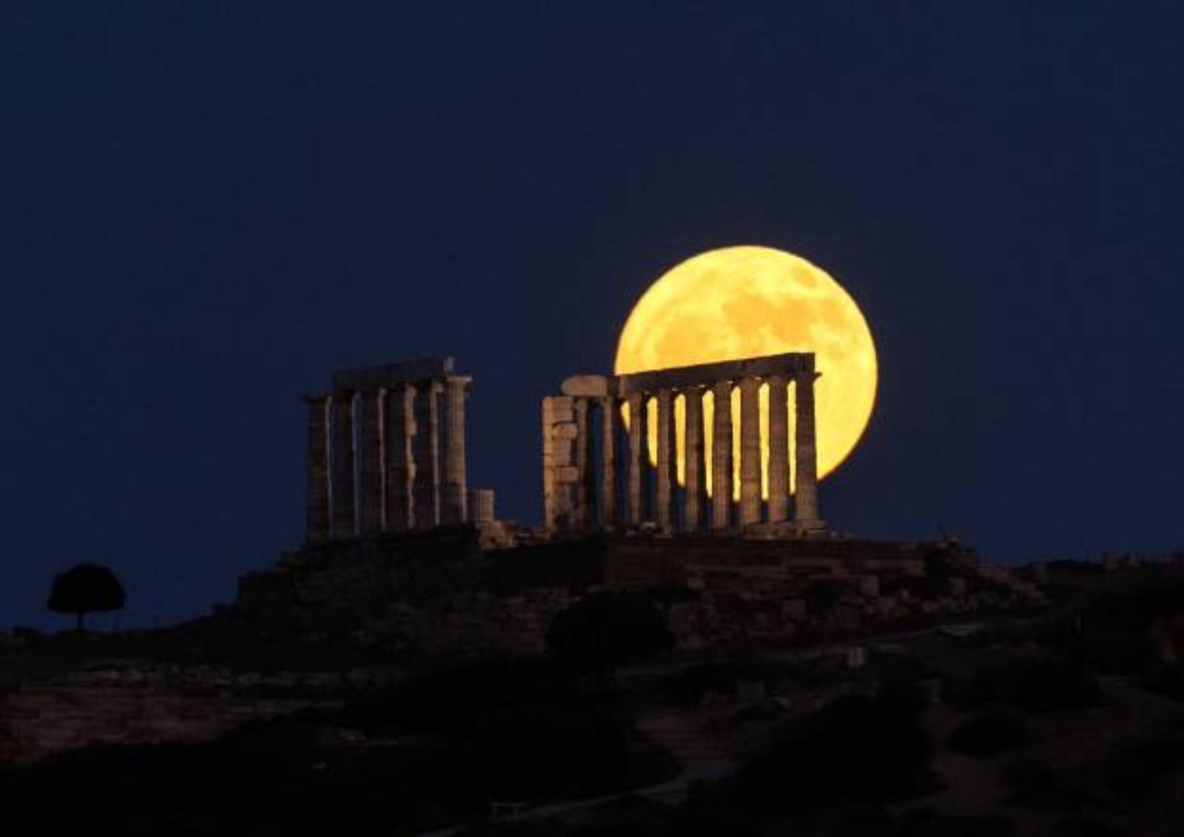 Πανσέληνος Ιουνίου: Εντυπωσιακές εικόνες από το Φεγγάρι της Φράουλας