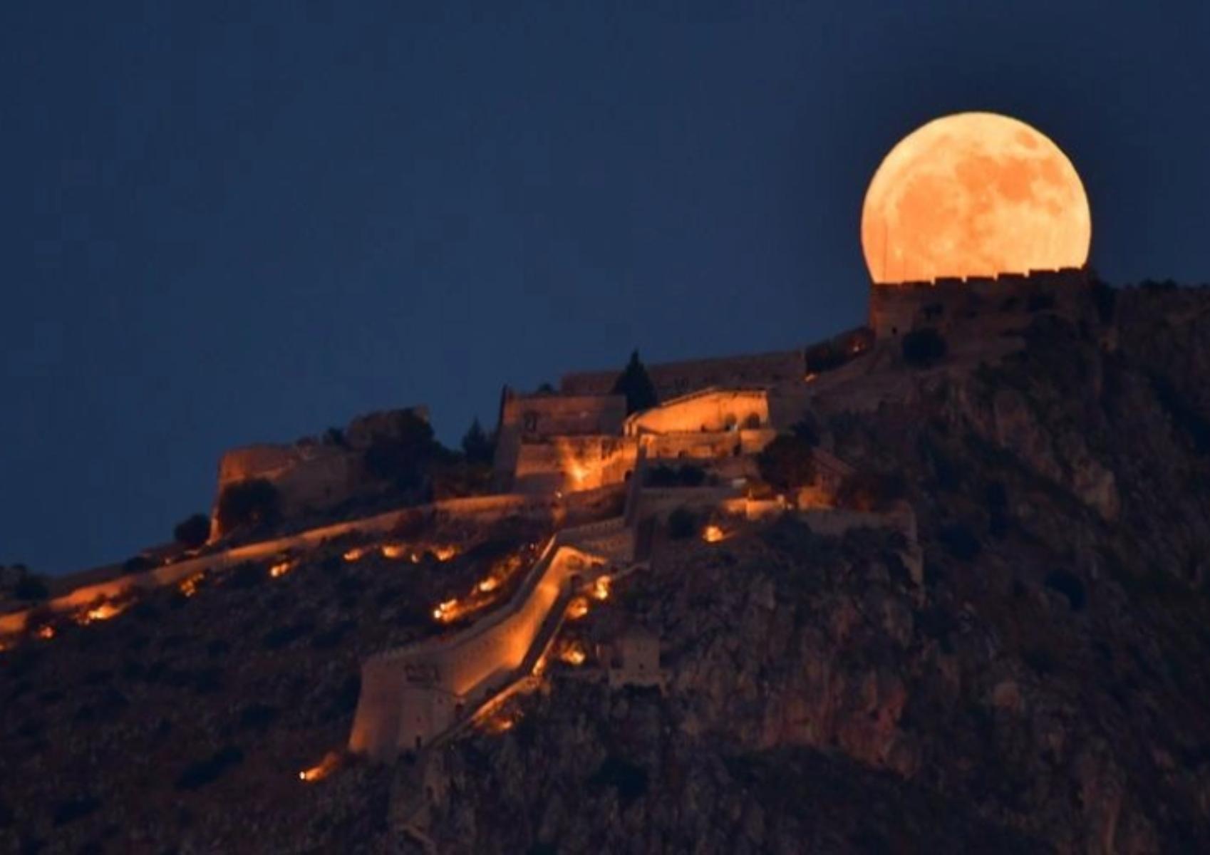 Πανσέληνος Ιουνίου: Εντυπωσιακές εικόνες από το Φεγγάρι της Φράουλας