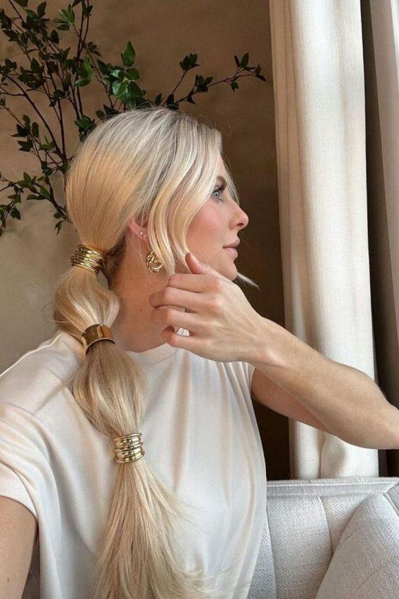 χρυσά-αξεσουάρ-σε-αλογοουρά-ιδέες-