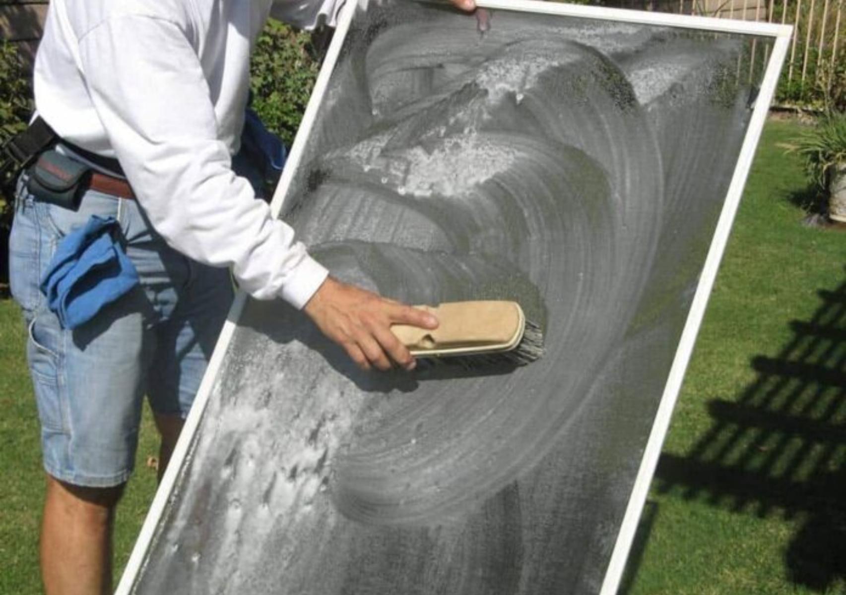 Σκόνη χνούδια και μαυρίλες από μούχλα στις σίτες: Πως να τις καθαρίσετε χωρίς να τις χαλάσετε