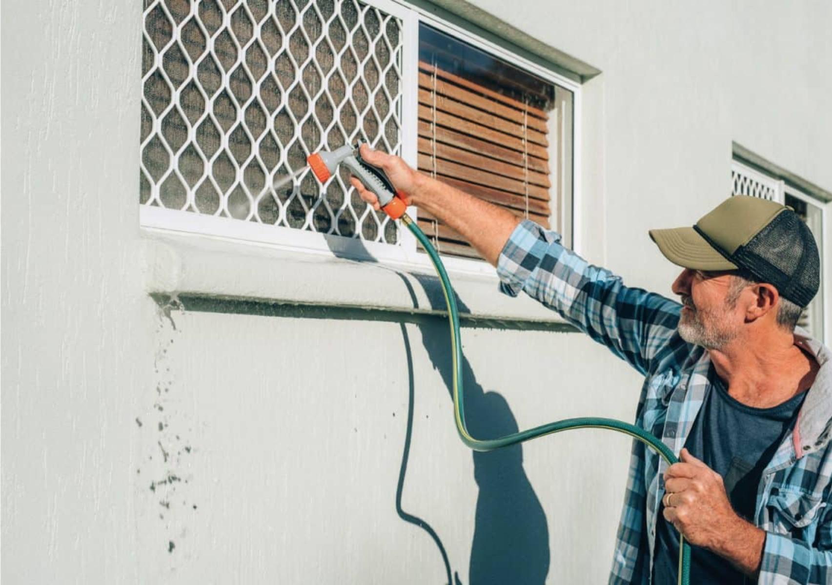 Σκόνη χνούδια και μαυρίλες από μούχλα στις σίτες: Πως να τις καθαρίσετε χωρίς να τις χαλάσετε