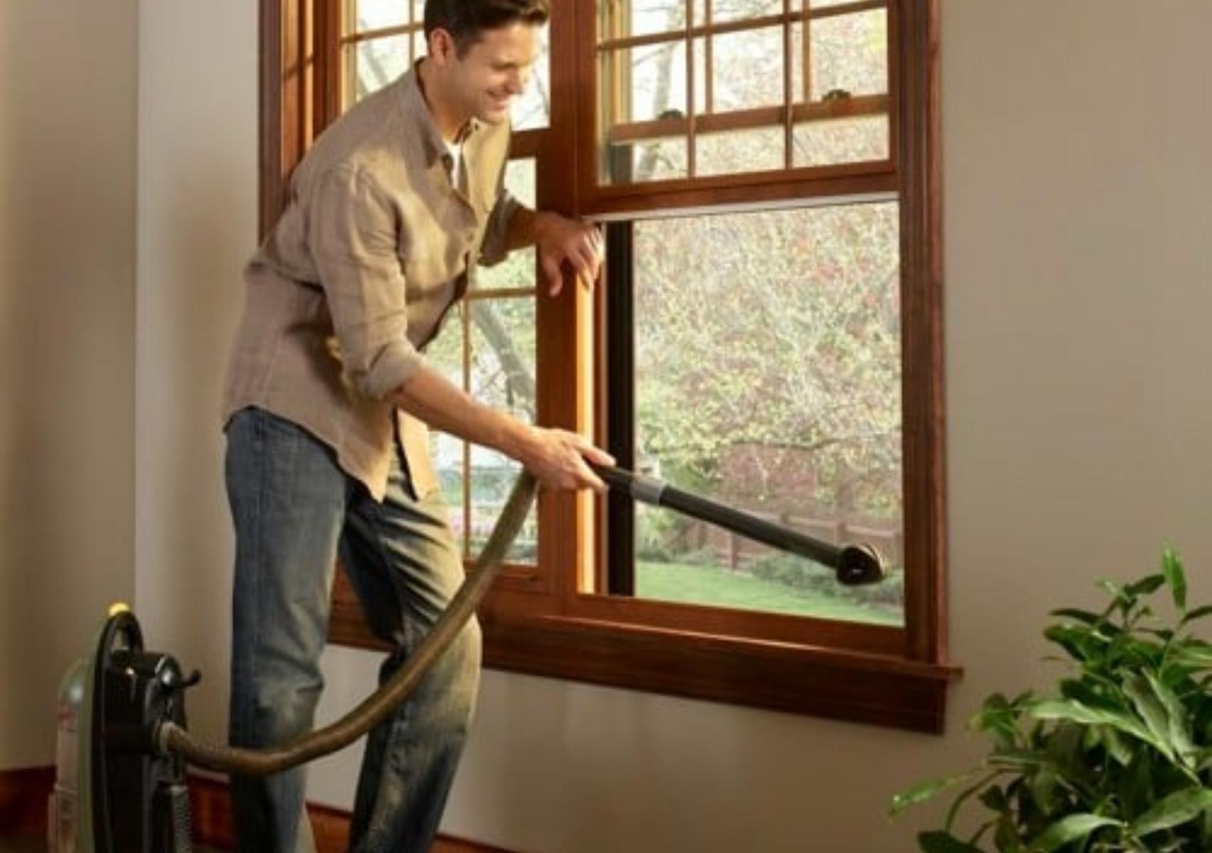 Σκόνη χνούδια και μαυρίλες από μούχλα στις σίτες: Πως να τις καθαρίσετε χωρίς να τις χαλάσετε