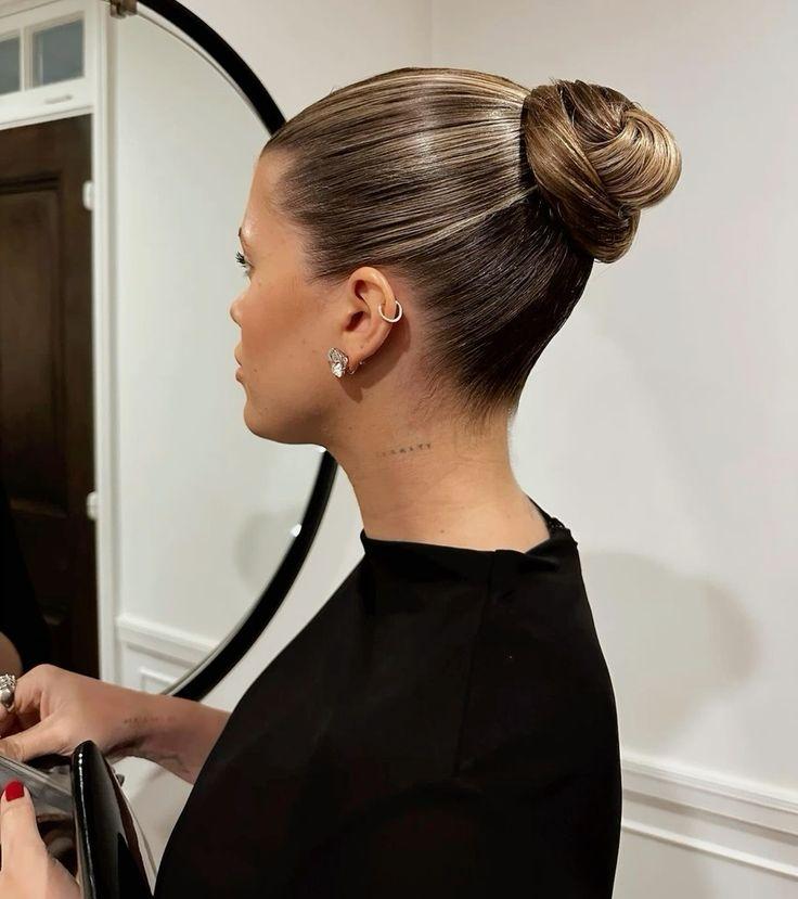 ιδέες-για-χτενίσματα-για-λαδωμένα-μαλλιά-σφιχτός-κότσος