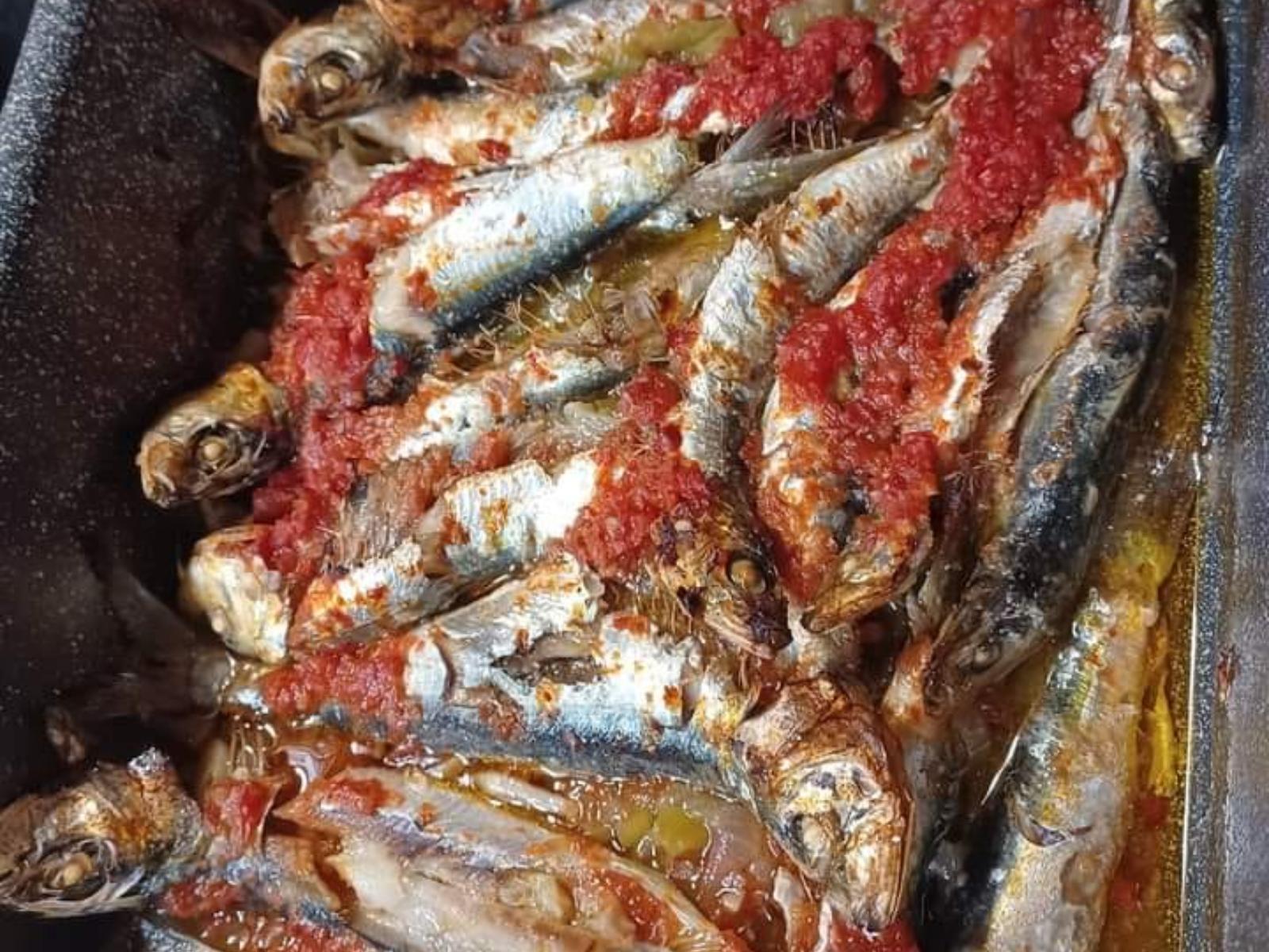 Κοκκινιστές σαρδέλες στο φούρνο