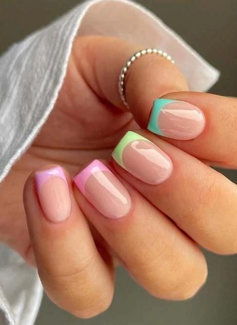 Ιδέες-για-παστέλ-αποχρώσεις-στα-νύχια-γαλλικό-μανικιούρ