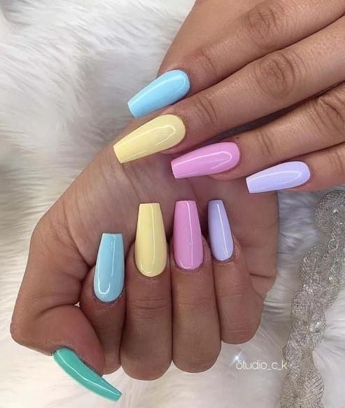 Ιδέες-για-παστέλ-αποχρώσεις-στα-νύχια-πολύχρωμο-μανικιούρ