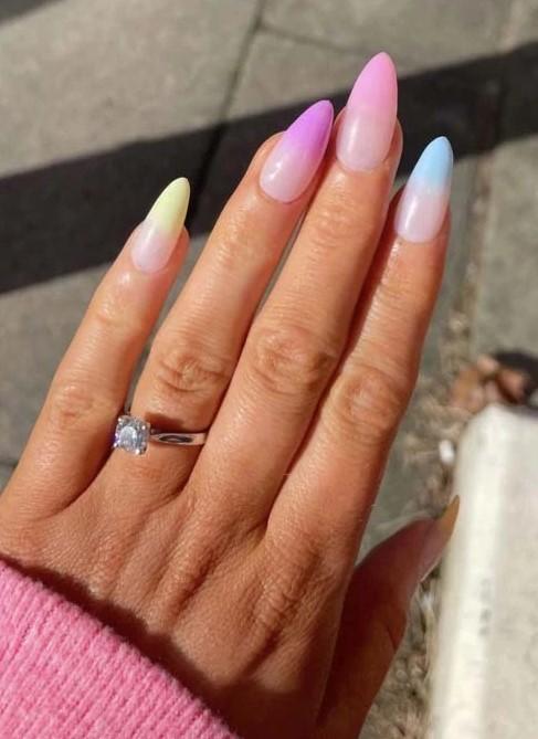 Ιδέες-για-παστέλ-αποχρώσεις-στα-νύχια-όμπρε-μανικιούρ