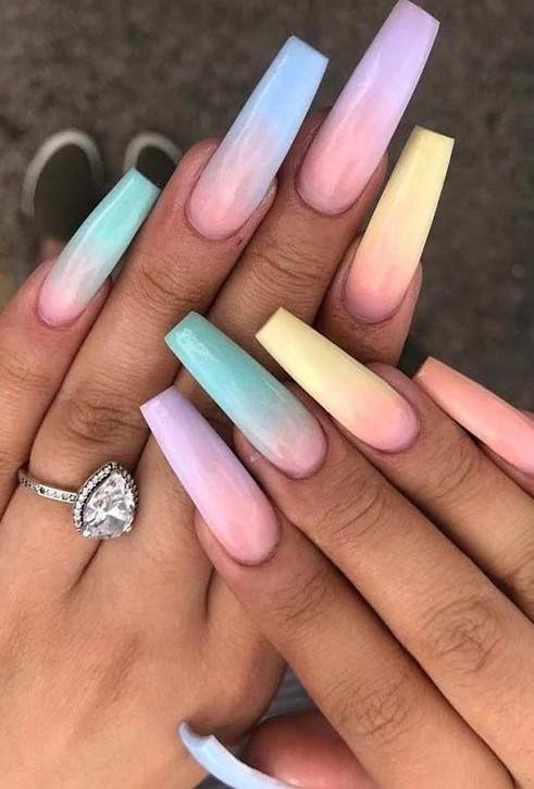 Ιδέες-για-παστέλ-αποχρώσεις-στα-νύχια-όμπρε-μανικιούρ