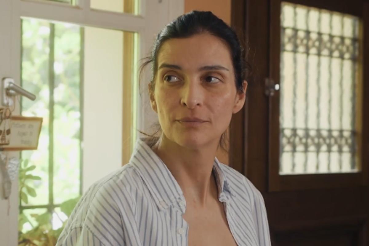 Η Γη της Ελιάς-Ιουλία- Η Γη της Ελιάς-Ιουλία-