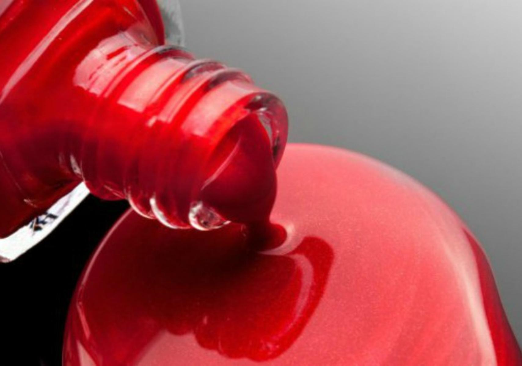 Χύθηκε μανό στον καναπέ: Πως να το καθαρίσετε χωρίς να καταστρέψετε το ύφασμα