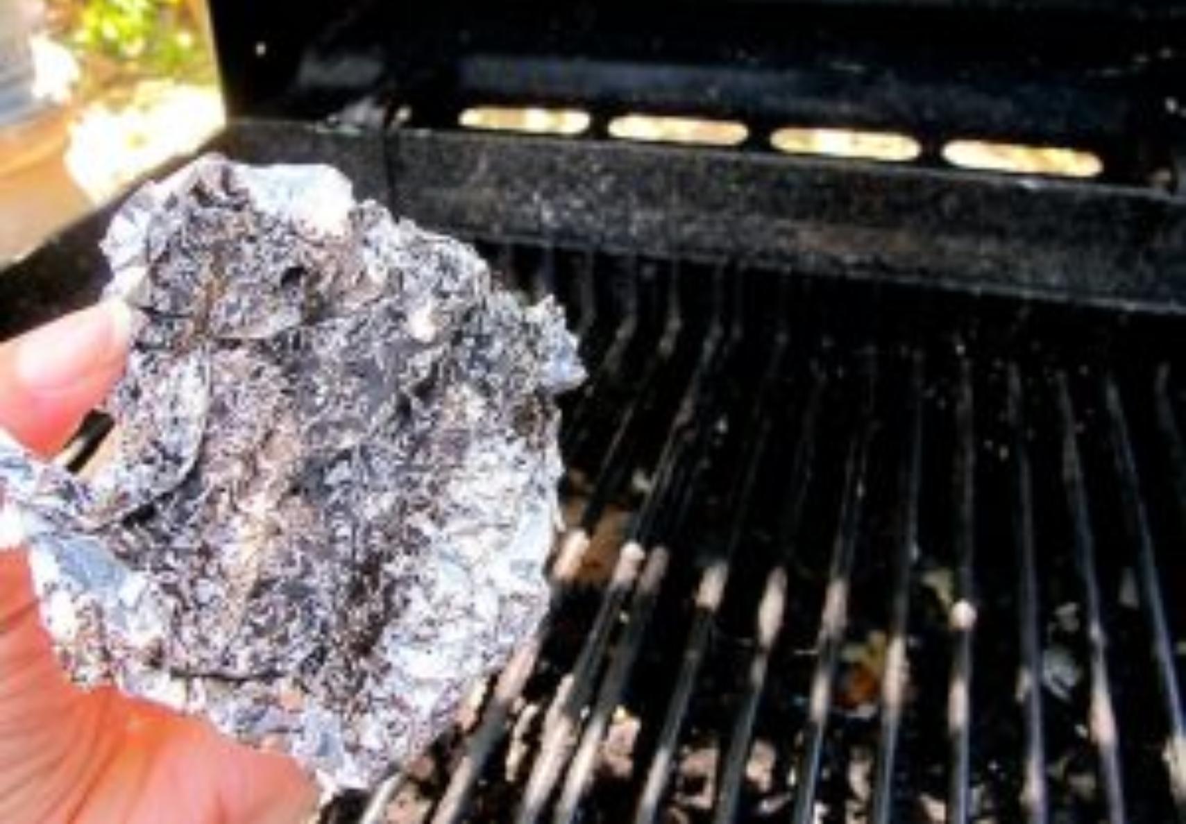 Καμένα λίπη σκουριά και στάχτη στην ψησταριά: Πως να την καθαρίσετε για τα καλοκαιρινά σας bbq