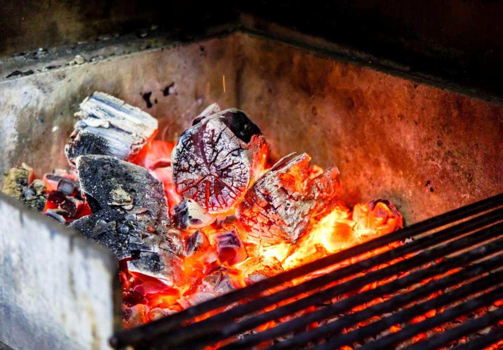 Καμένα λίπη σκουριά και στάχτη στην ψησταριά: Πως να την καθαρίσετε για τα καλοκαιρινά σας bbq