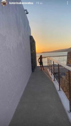 Κατερίνα Καραβάτου: Η πανέμορφη φωτογραφία με τα παιδιά της με φόντο το ηλιοβασίλεμα