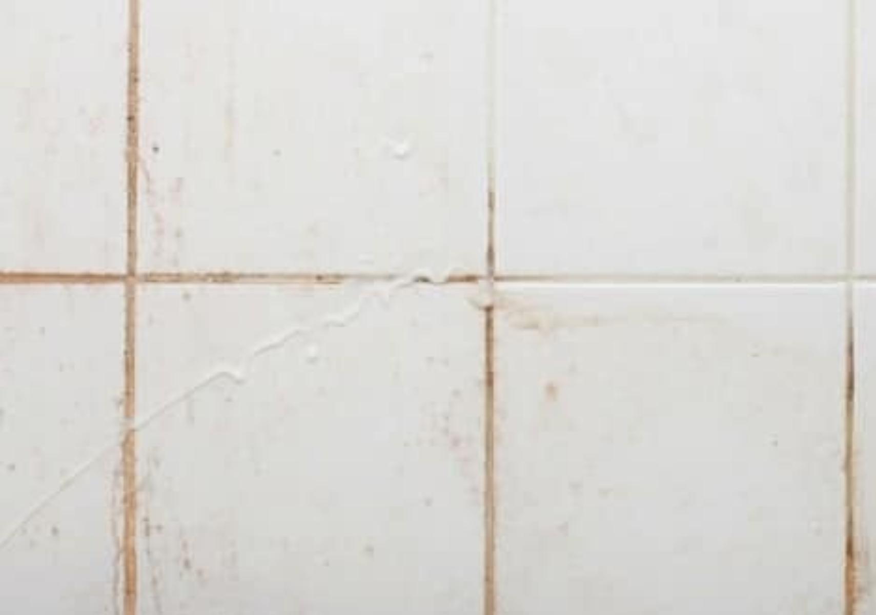 Μαυρίλα από μούχλα σάλτσες και λίπη στους αρμούς: Πως να τους κάνετε να αστράφτουν σύμφωνα με τους ειδικούς