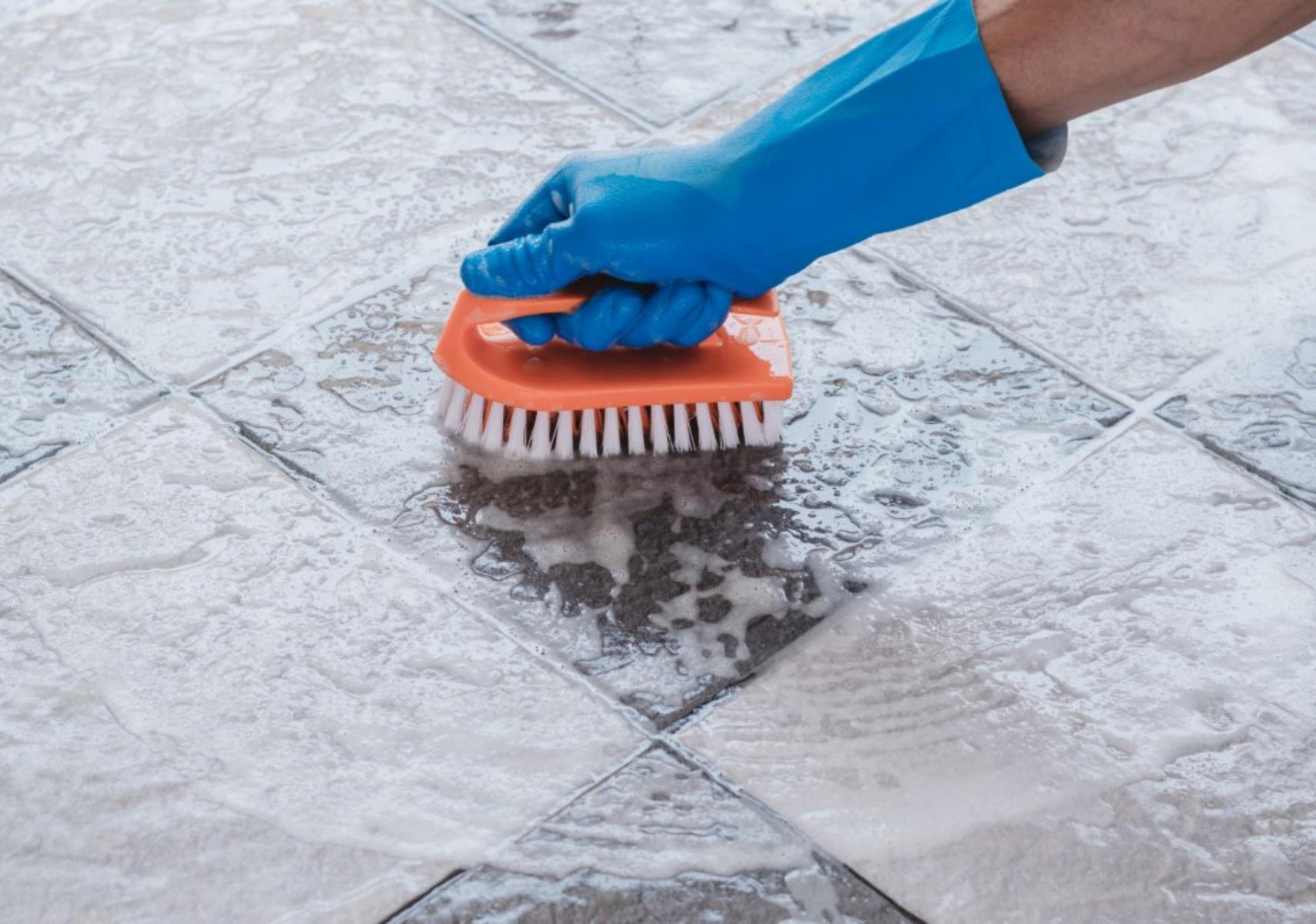 Μαυρίλα από μούχλα σάλτσες και λίπη στους αρμούς: Πως να τους κάνετε να αστράφτουν σύμφωνα με τους ειδικούς