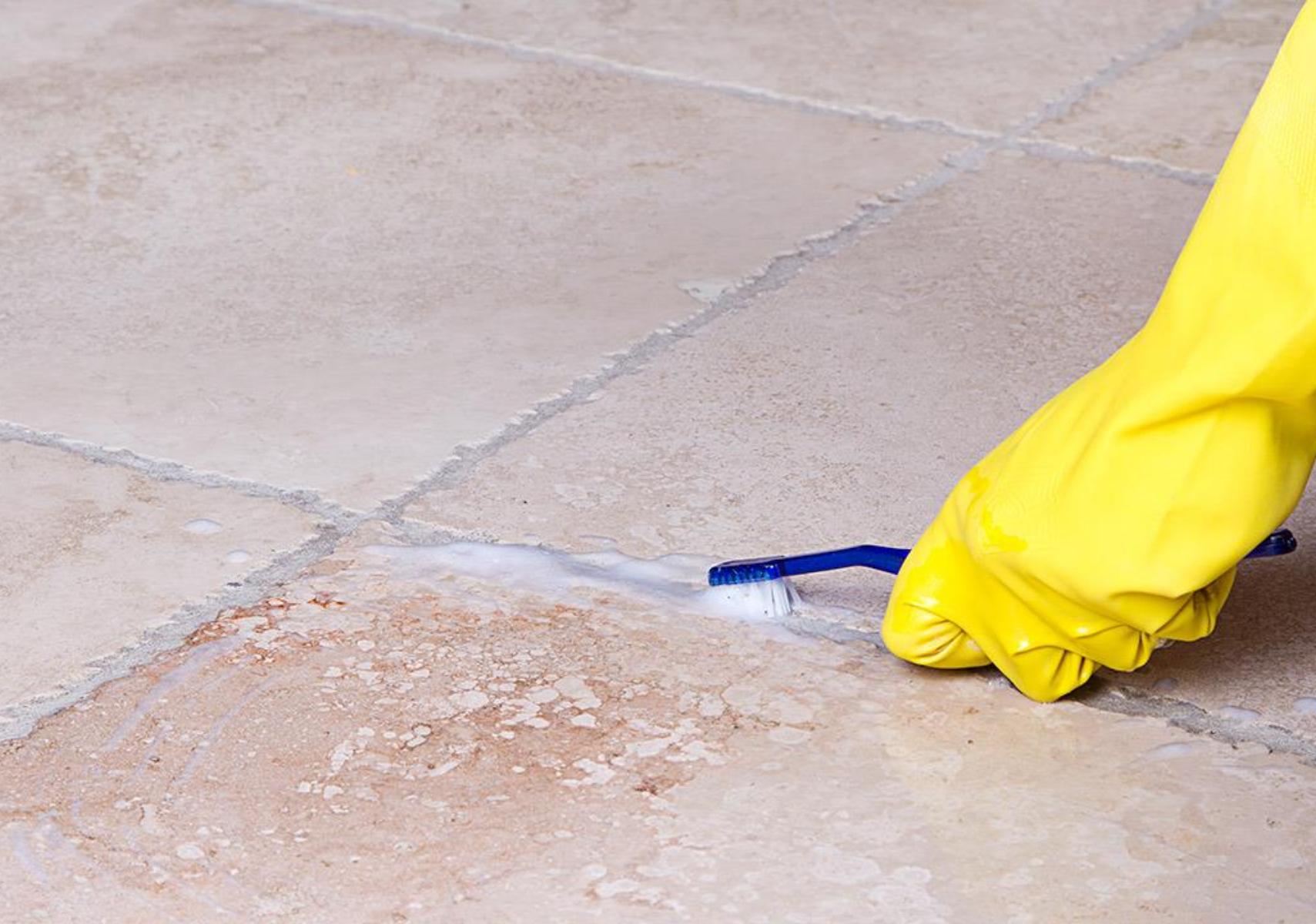 Μαυρίλα από μούχλα σάλτσες και λίπη στους αρμούς: Πως να τους κάνετε να αστράφτουν σύμφωνα με τους ειδικούς