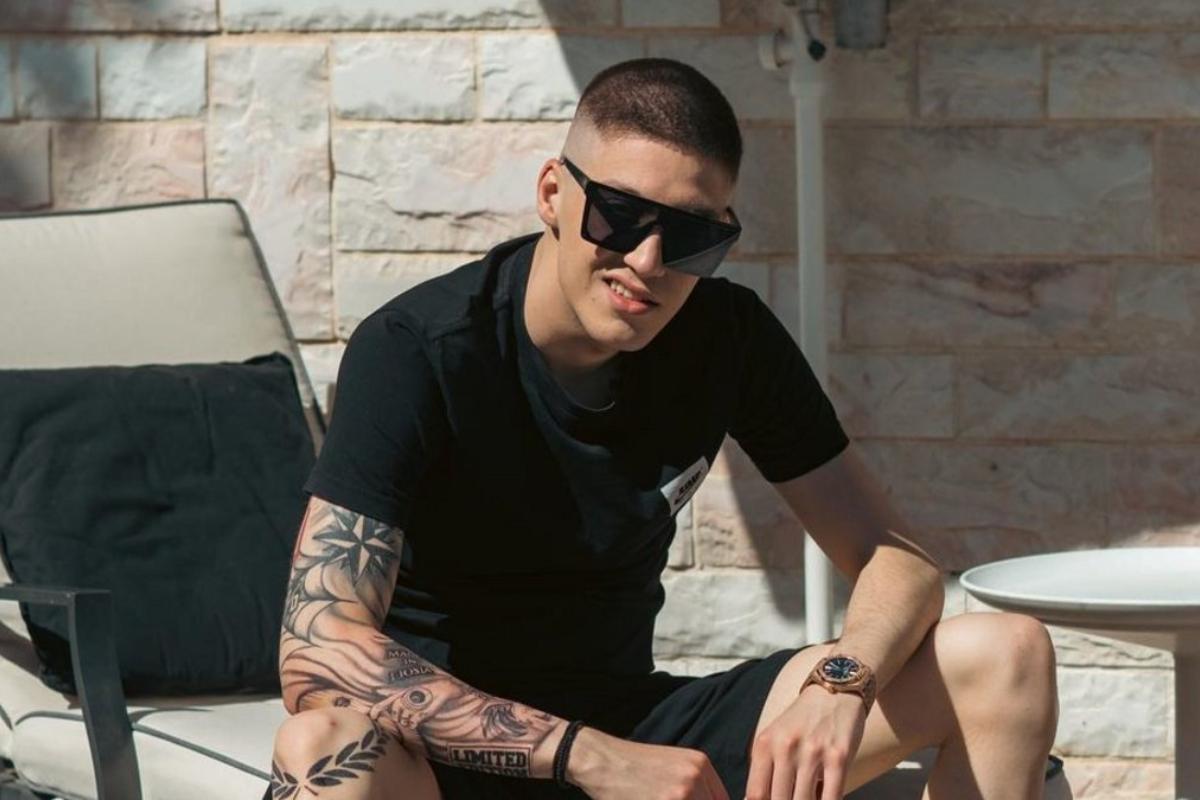 Trannos: Δεν με θέλουν οι γονείς της κοπέλας μου – Εκτός από το πρόσωπό μου στον καθρέφτη, κοιτάω το… φιδίσιο κορμί μου