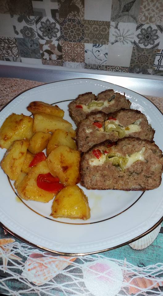 ρολό κιμά-γεμιστό-με-γκούντα-και-πιπεριές-συνταγή-