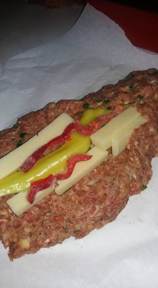 ρολό κιμά-γεμιστό-με-γκούντα-και-πιπεριές-συνταγή-