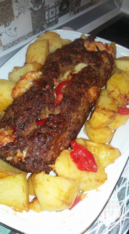 ρολό κιμά-γεμιστό-με-γκούντα-και-πιπεριές-συνταγή-