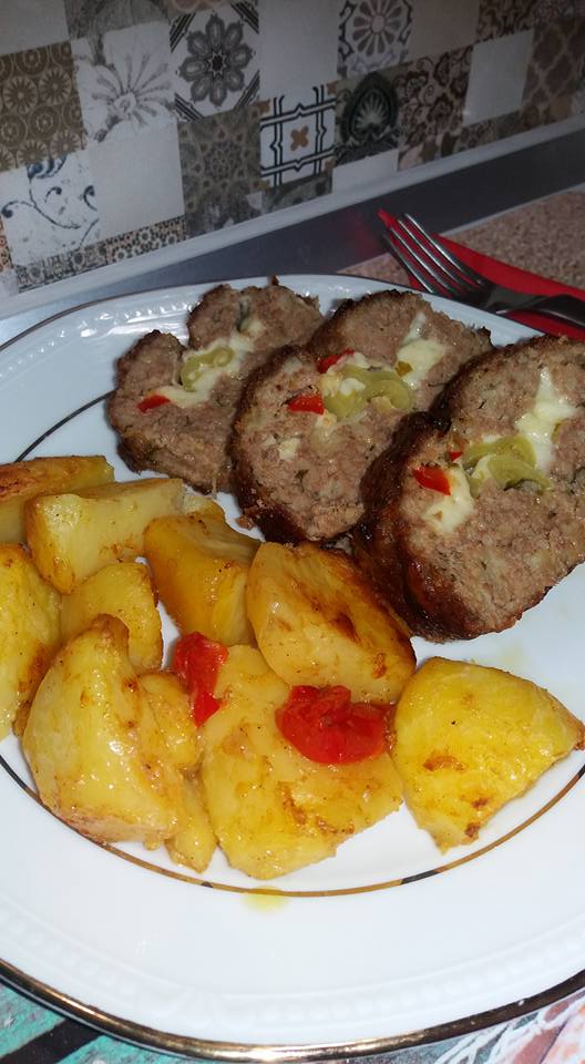 ρολό κιμά-γεμιστό-με-γκούντα-και-πιπεριές-συνταγή-