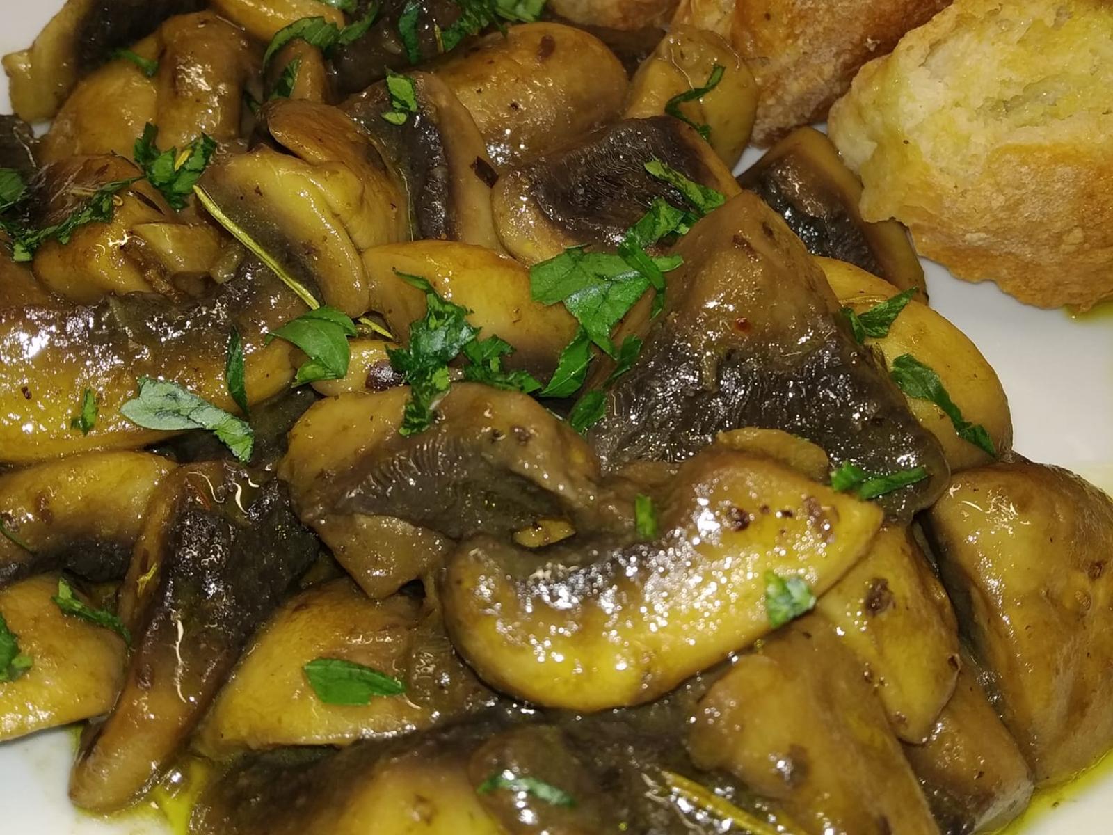 Σκορδάτη-τηγανιά-με μανιτάρια-συνταγή- Σκορδάτη-τηγανιά-με μανιτάρια-συνταγή-