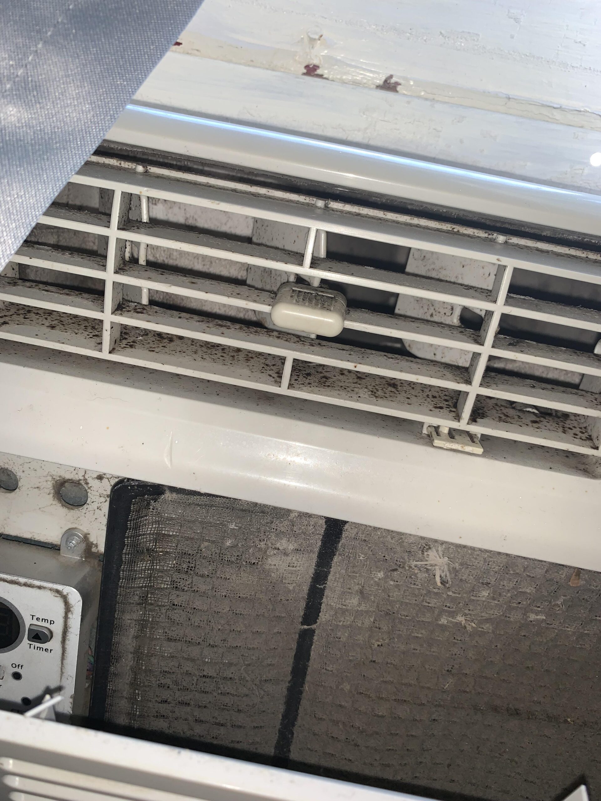Μαύρα φίλτρα από την σκόνη και σκουριασμένο κλιματιστικό: Τροποι για να το καθαρίσετε και να το απολυμάνεε