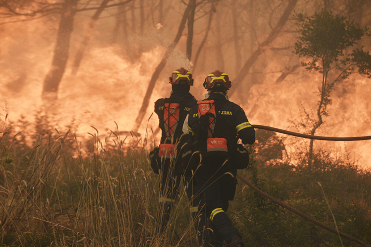 Φωτιά στη Σταμάτα: Καταγγελία για εμπρηστή ντυμένο πυροσβέστη