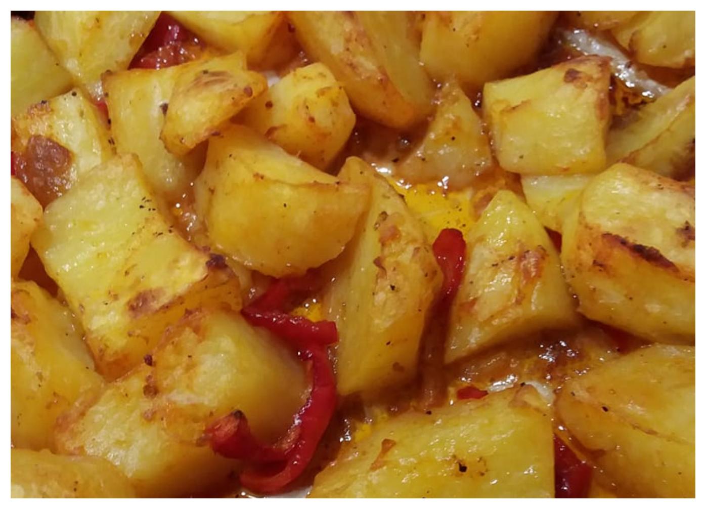 Μελωμένες πατάτες φούρνου με πάπρικα και πιπεριά Φλωρίνης στη λαδόκολλα