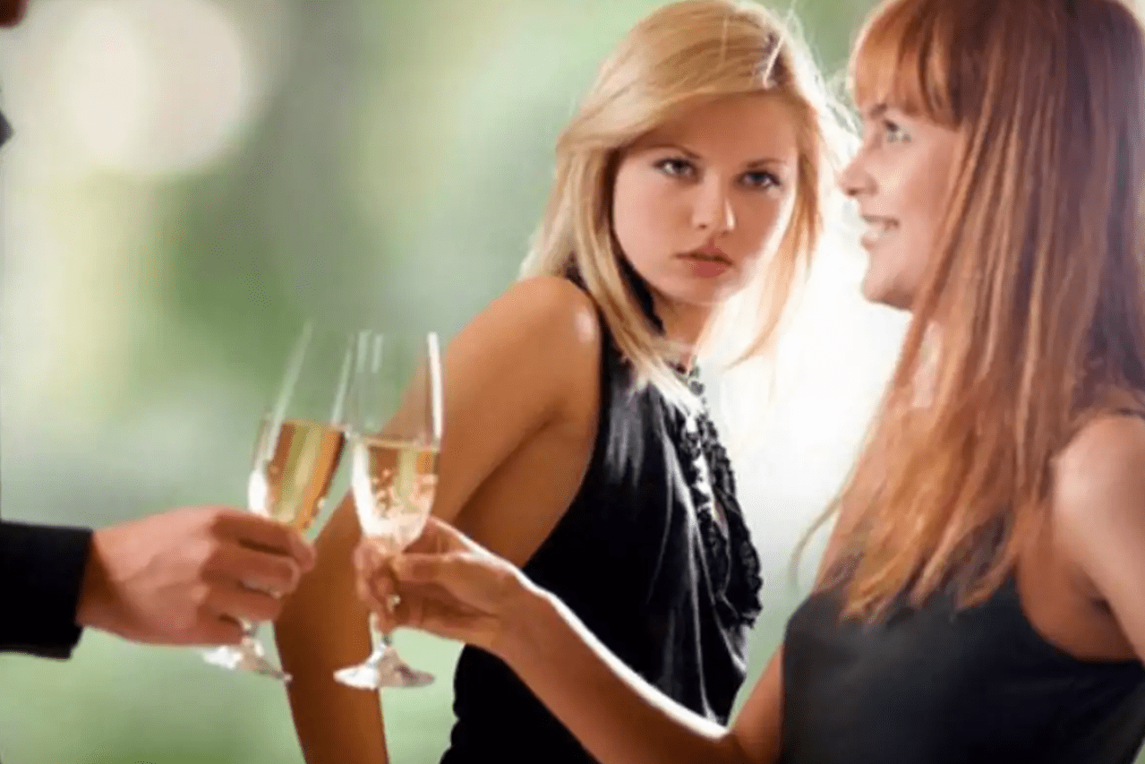 θα-πάω-διακοπές-με-τον-άντρα-μου-και-την-κολλητή-του-και-την-ζηλεύω- θα-πάω-διακοπές-με-τον-άντρα-μου-και-την-κολλητή-του-και-την-ζηλεύω-