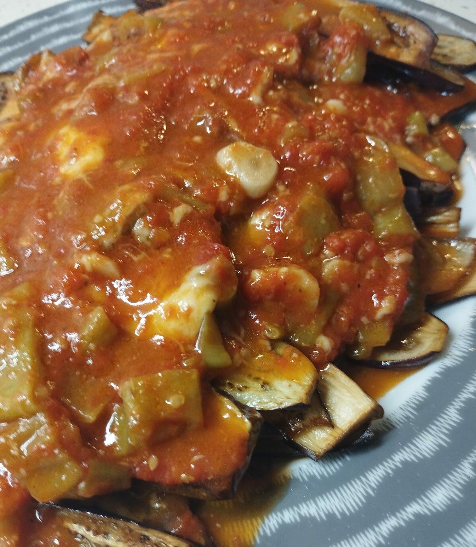 Μελιτζάνες-με-σάλτσα ντομάτας-και γκούντα-συνταγή- Μελιτζάνες-με-σάλτσα ντομάτας-και γκούντα-συνταγή-