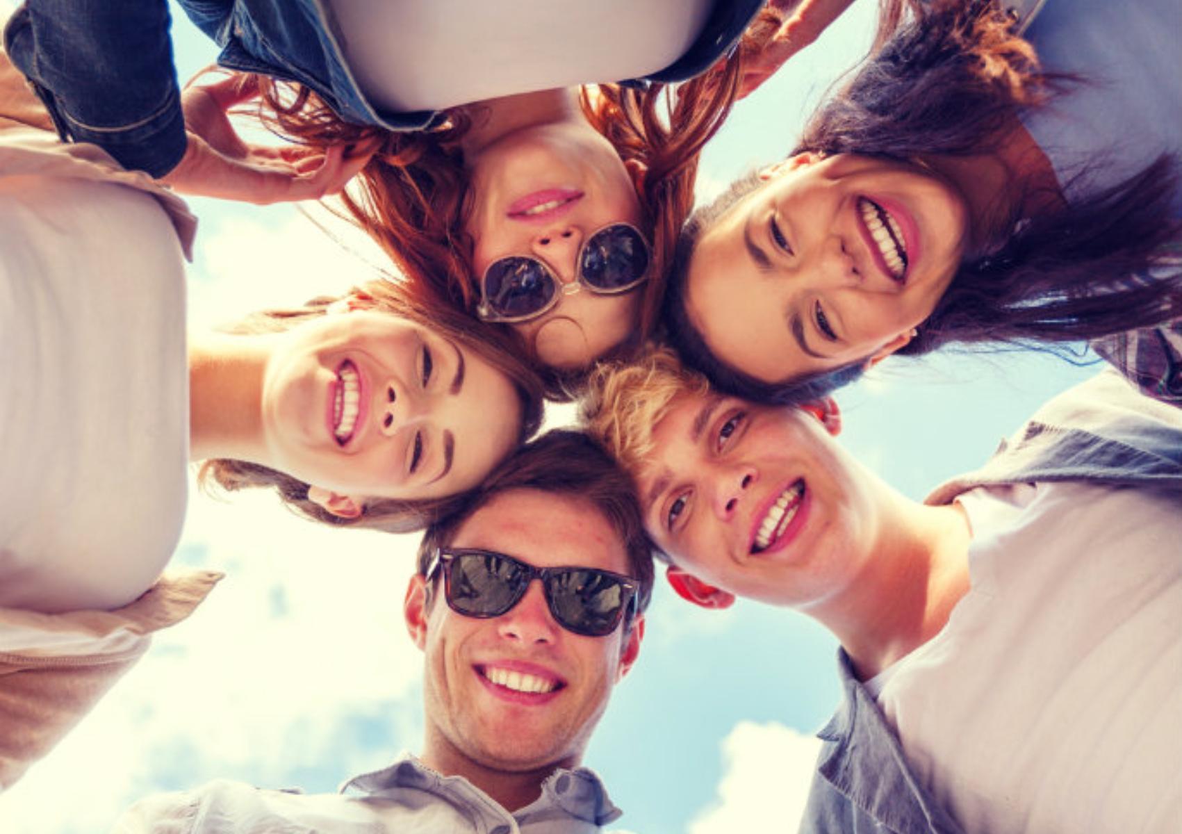 Οι φίλοι είναι η οικογένεια που επιλέγουμε: Χωρίς αυτούς δεν έχουν νόημα όσα ζούμε