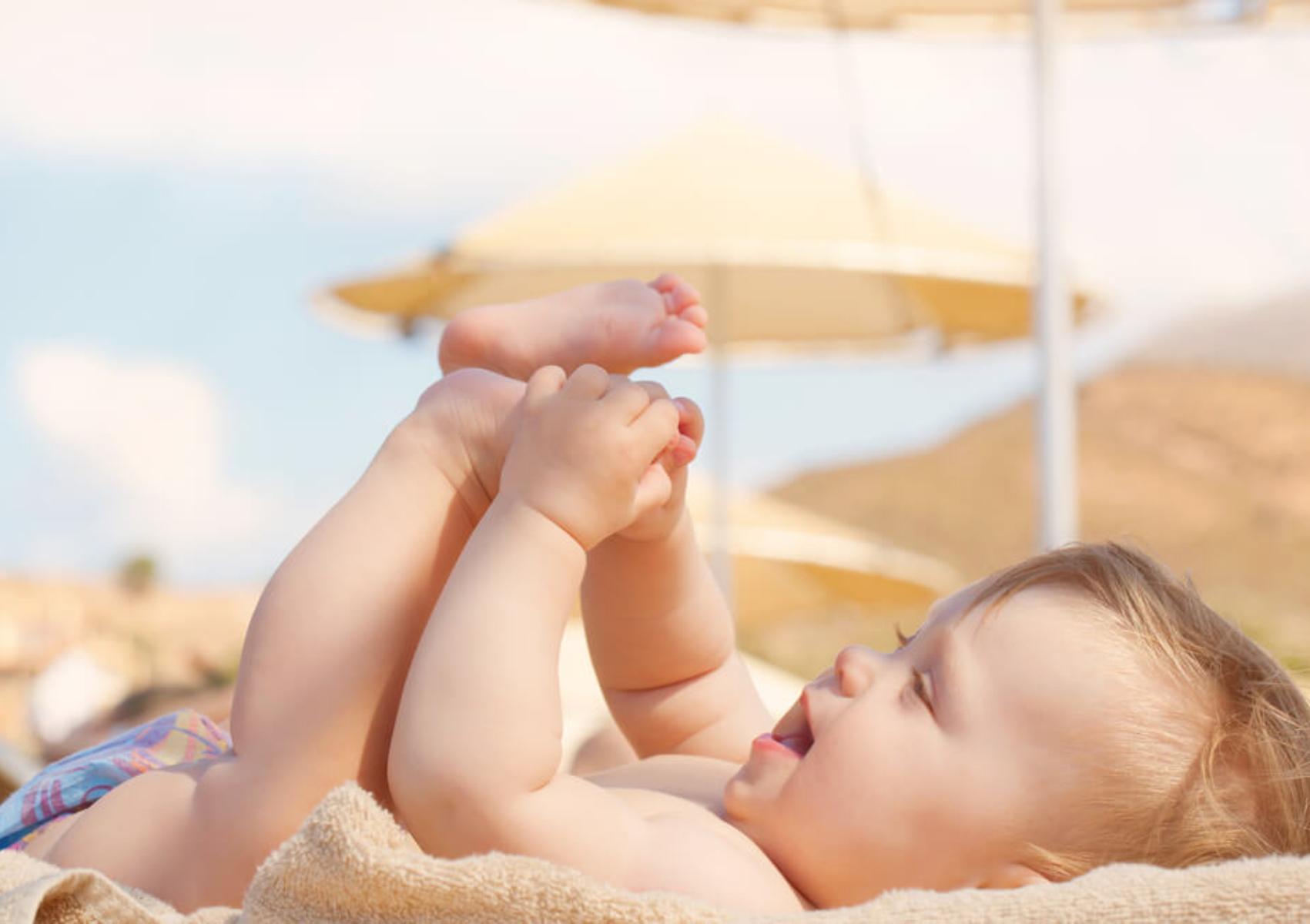 Πρώτη φόρα με το μωρό σας στην θάλασσα: Όσα πρέπει να γνωρίζει μια νέα μαμά