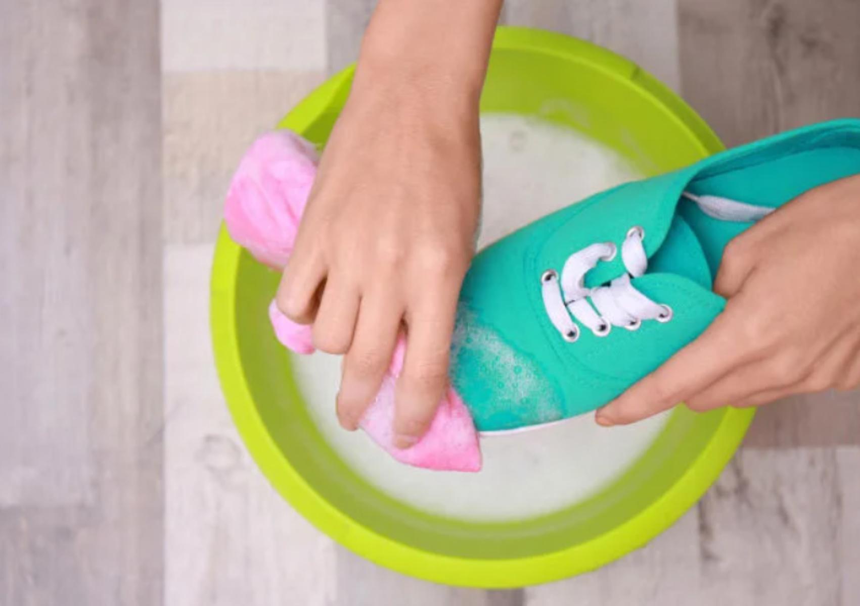 Βρώμικα πάνινα παπούτσια που βρωμάνε: Πως να τα καθαρίσεις χωρίς να τα χαλάσεις 