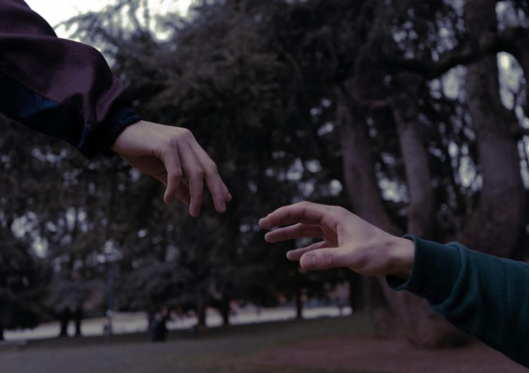 δύο-χέρια-που-αποχωρίζονται- δύο-χέρια-που-αποχωρίζονται-