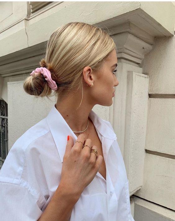 Ιδέες-για-να-φορέσεις-τα-scrunchies-χαμηλός-κότσος Ιδέες-για-να-φορέσεις-τα-scrunchies-χαμηλός-κότσος