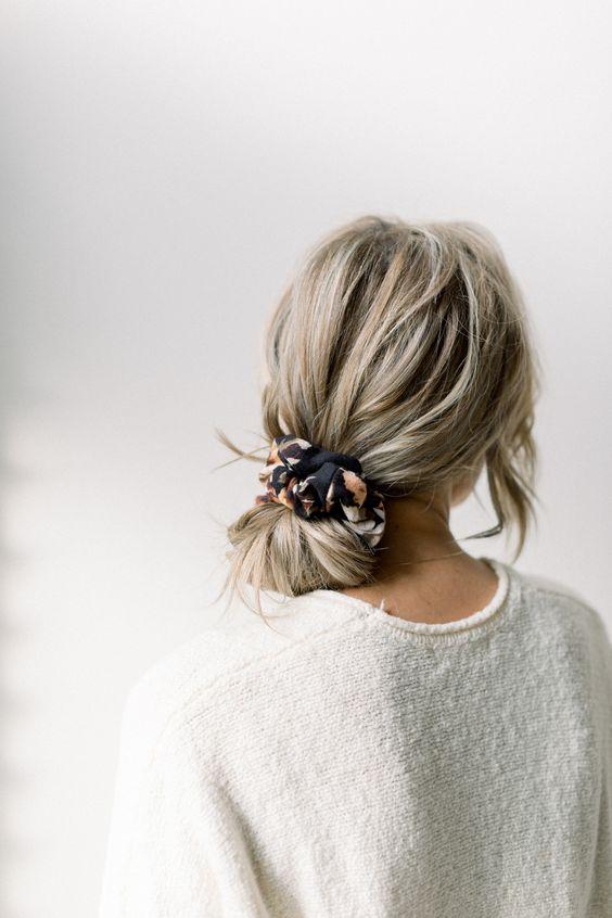 Ιδέες-για-να-φορέσεις-τα-scrunchies-χαμηλός-κότσος Ιδέες-για-να-φορέσεις-τα-scrunchies-χαμηλός-κότσος