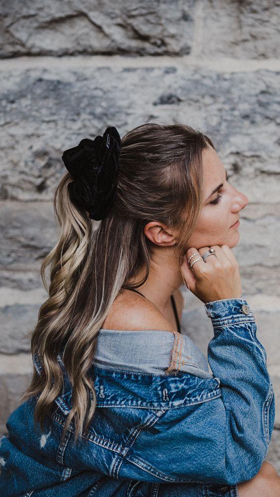 Ιδέες-για-να-φορέσεις-τα-scrunchies-πιάσε-τα-μαλλιά-μισά-μισά Ιδέες-για-να-φορέσεις-τα-scrunchies-πιάσε-τα-μαλλιά-μισά-μισά